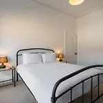 Holiday home Victorian Retreat, Sleeps 8, Dog Friendly *