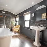 Holiday home Victorian Retreat, Sleeps 8, Dog Friendly