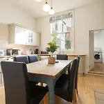 Holiday home Victorian Retreat, Sleeps 8, Dog Friendly *