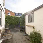 Holiday home Victorian Retreat, Sleeps 8, Dog Friendly *