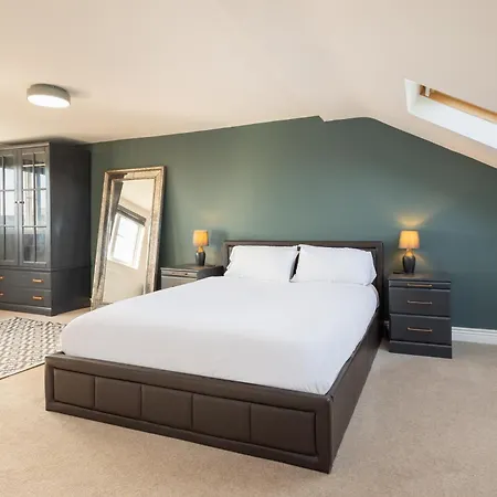 Victorian Retreat, Sleeps 8, Dog Friendly Holiday home