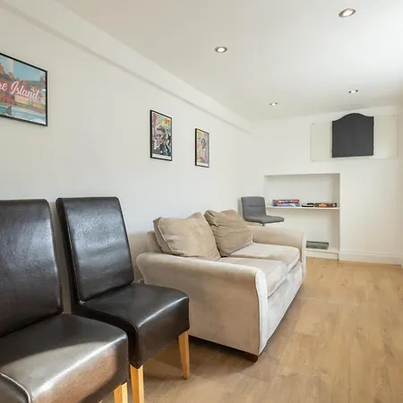 Victorian Retreat, Sleeps 8, Dog Friendly *