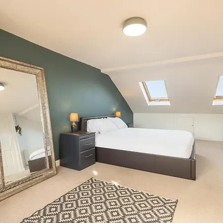 Semesterbostad Victorian Retreat, Sleeps 8, Dog Friendly *
