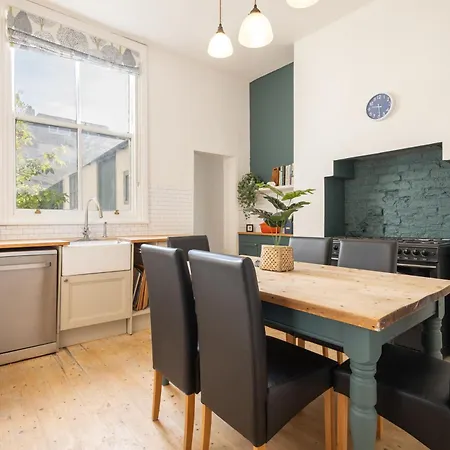 Victorian Retreat, Sleeps 8, Dog Friendly