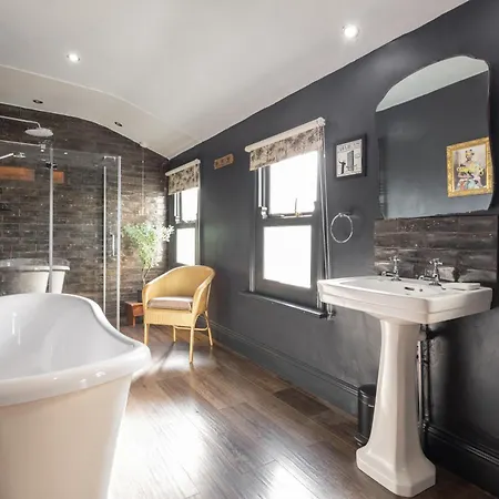 Дом отдыха Victorian Retreat, Sleeps 8, Dog Friendly
